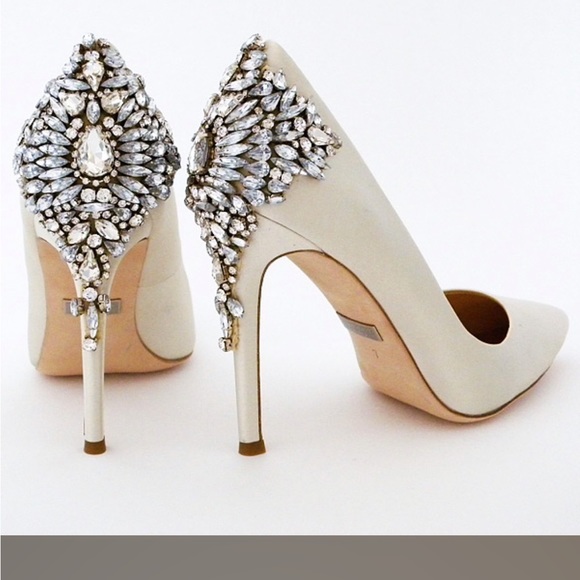 Badgley Mischka Gorgeous Ivory Pumps, Back Ornament NWT - Picture 3 of 4